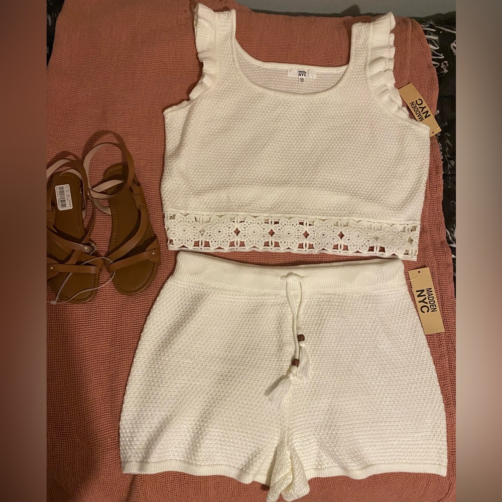 MADDEN NYC
CROCHET CROP TOP & SHORTS
CLOUD DANCER COLOR-IVORY, SIZE XL & XXL NWT